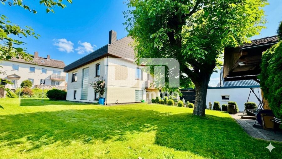 Großzügiges Einfamilienhaus in begehrter Lage mit Balkonen und Traumgarten + Terrasse - Zufahrt / Gartenbereich vor dem Haus + Überdachung